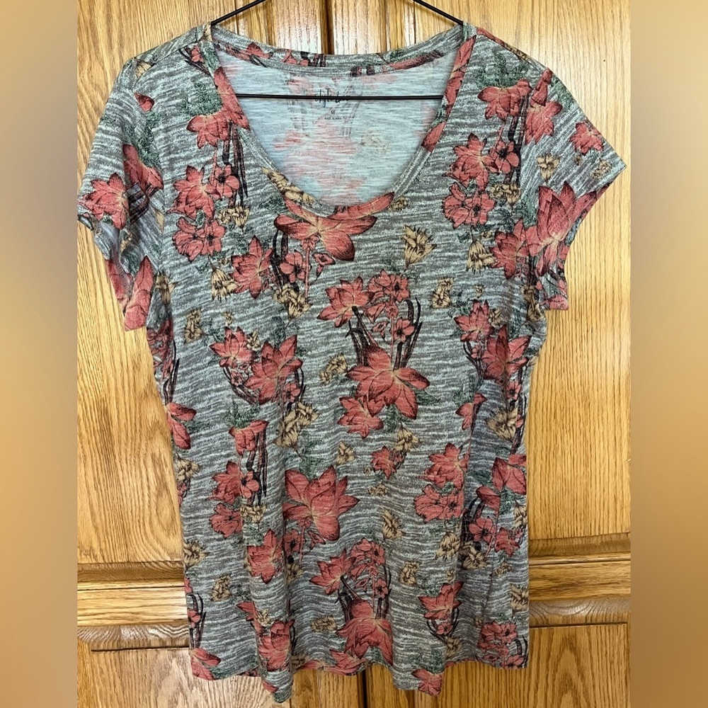 Style & Co women’s short sleeve floral scoop neck top. Size medium.